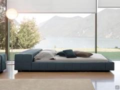 Letto imbottito di design Squaring di Bonaldo con testiera bassa e larga, ma disponibile anche con testiera alta da 106 cm