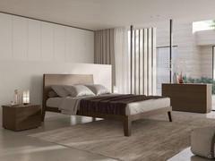 Letto in legno rovere con testiera inclinata Leo