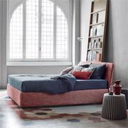 Letto con testiera imbottita liscia e bordo ornamentale bianco modello Tonight di Bonaldo