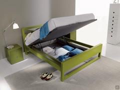 Letto minimal con struttura in legno Feeling, qui proposto laccato opaco nella versione con box contenitore (laccato opaco verde non disponibile)