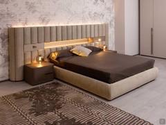 Letto sommier elegante con boiserie imbottita Lounge, disponibile con testiera bassa o alta, accessoriabile con vano a giorno e luci LED