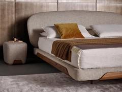 Letto Olos di Bonaldo, con inserti in legno noce canaletto. Preziosi elementi di design comuni a tutta la famiglia Olos