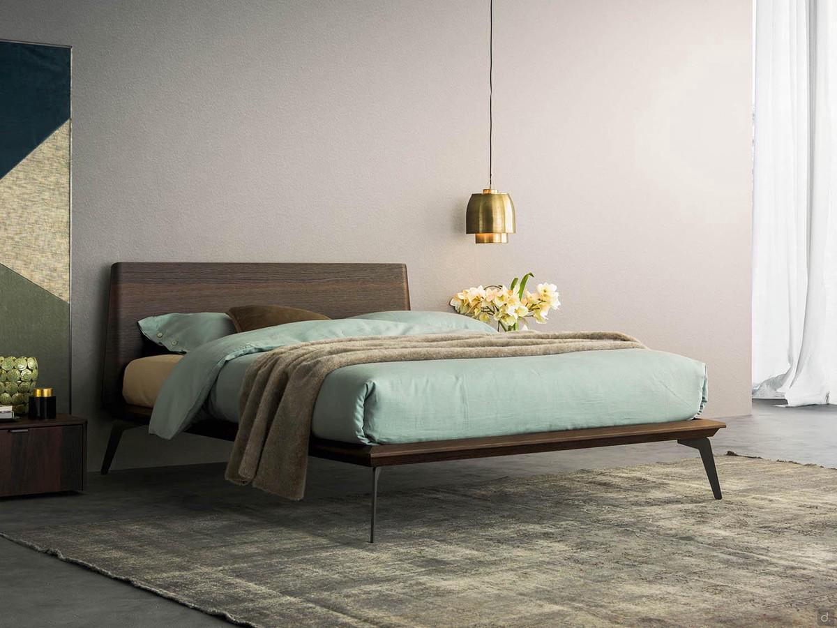 Letto in legno con piedini alti Lacrosse, finitura legno essenza Rovere Termocotto