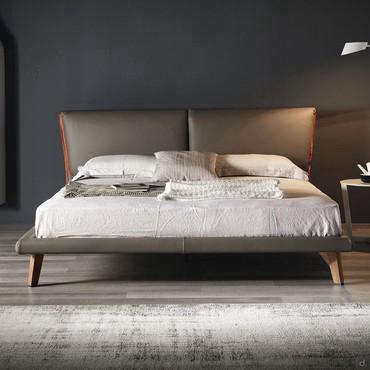 Letto in pelle con piedini in legno alti e obliqui Adam di Cattelan 