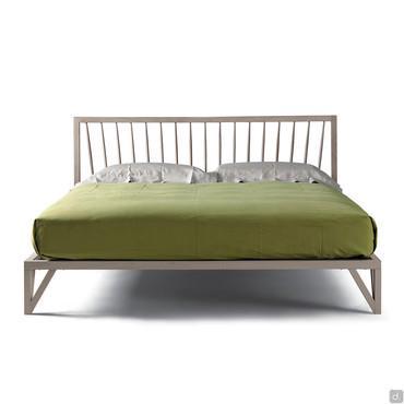 Letto in legno con testiera curva Katai, in noce grigio naturale 