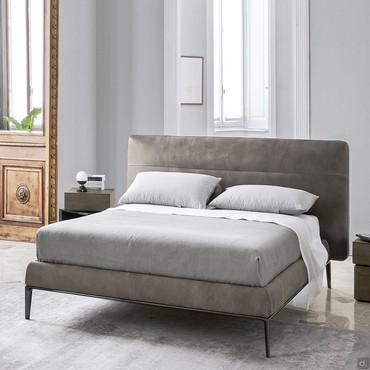 Letto imbottito con basamento in metallo Tennessee, disponibile anche con piedini in metacrilato trasparente