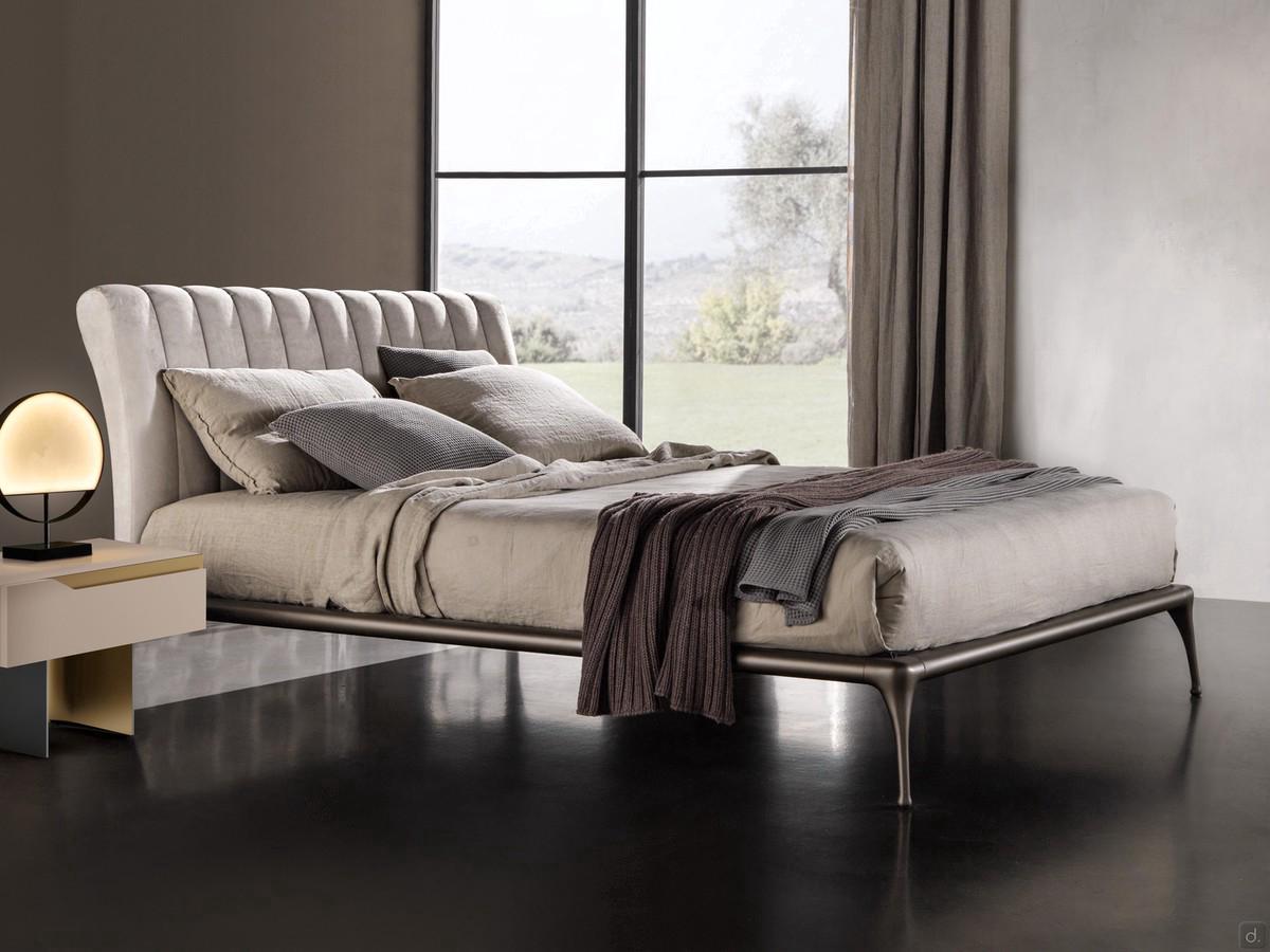 Letto con testiera trapuntata in velluto Iseo di Cantori, disponibile anche liscia con rivestimento in tessuto, similpelle o pelle in moltissime varianti colore