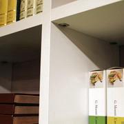 Libreria componibile laccata Almond p.32,8 - dettaglio dei sostegni dei ripiani