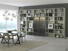 Libreria componibile con ante Aliant 05 in un'elegante versione con vetrina illuminata a LED