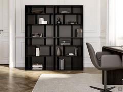 Libreria laccata con divisori metallici Maddie nella colorazione nero e nella configurazione 3 da cm 160 p.35 h.190 composta da 4 moduli A 