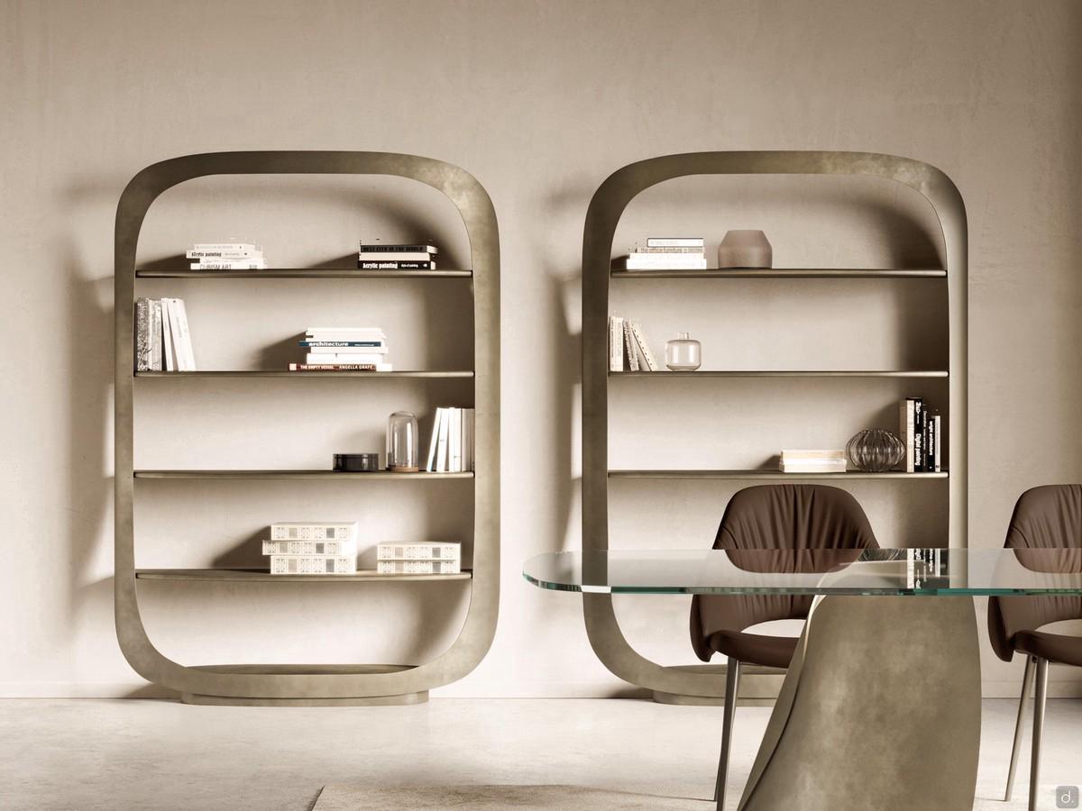 Libreria in metallo di design a parete Odyssey con quattro ripiani in legno laccato