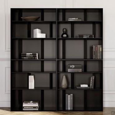 Libreria laccata con divisori metallici Maddie proposta nei colori nero, titanio e bronzo, con la possibilità di configurarla in diverse composizioni