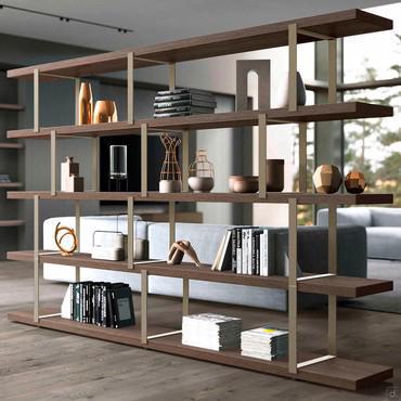 Libreria freestanding bifacciale in legno Windsor - con ripiani in laccato lucido, contenitori in rovere poro aperto e staffe in laccato metallico