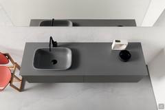 Vista dall'alto del top con lavabo ad incasso soprapiano in corian deep cloud