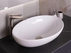 Particolari del lavabo in appoggio Softly, incluso con il mobile bagno N95 Atlantic