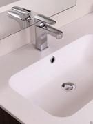 Dettaglio del lavabo consolle in mineralguss bianco opaco