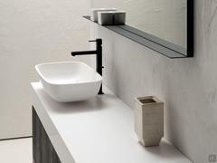 Ampio top in Corian con lavabo in appoggio - dettaglio della mensola in alluminio di soli cm 0,3 di spessore