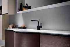 Particolare gola con presa laccato opaco 34 nero (proseguimento lavabo su base Atlantic anziché terminale curvo disponibile su richiesta)