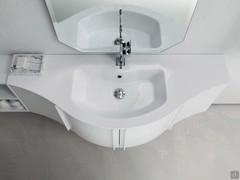 Mobile bagno curvo Atlantic con lavabo consolle in mineralguss bianco Versus, disponibile nelle due larghezze da 70 e 95 cm