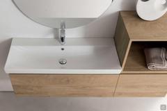 Particolare del lavabo Set Up 96 in ceramica bianco lucido