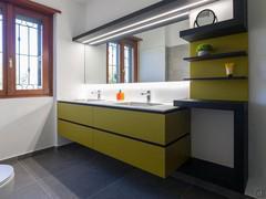 Mobile bagno Vittoria 02 con frontali e schienale laccato opaco RAL 1027 giallo curry, abbinati a strutture e mensole in rovere tinto nero - foto cliente