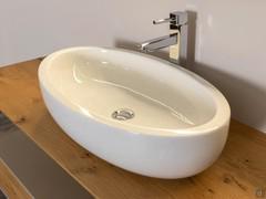 Lavabo in ceramica modello Planet di forma ellittica