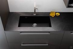 Lavabo mod. Amerigo in cristallite nero matt con piano lavoro in gres 2X negro natural