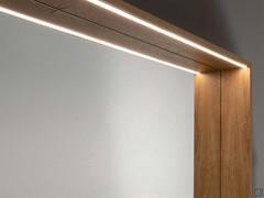 Dettaglio della specchiera con luce LED superiore integrata nella cornice