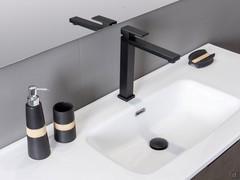 Particolare del lavabo consolle con vasca in ceramica bianco lucido