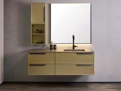 Mobile bagno N114 in finitura laccato metallizzato champagne con pensile battente, vani a giorno e specchiera