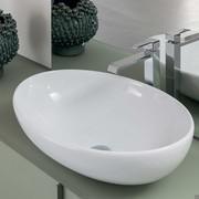 Particolare del lavabo tuttofuori Softly in ceramica bianco lucido