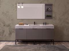 Mobile bagno a terra con lavabo integrato N97 Atlantic qui nella composizione completa con specchiera, faretti e mensole in tinta alla base