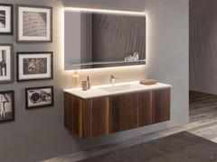 Mobile bagno cannettato Heritage 01 con ante e fianchi in noce canaletto e top in Betacryl® bianco