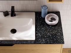 Frame Incasso, particolare del piano in Qtop con lavabo in ceramica bianca