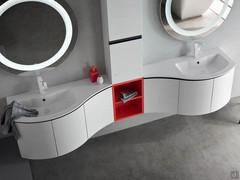 Mobile bagno curvo Atlantic con terminali curvi ed elemento a giorno, esempio di come la collezione Atlantic permetta numerose combinazioni di basi e contenitori (apertura con gola non disponibile)