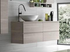 Base a due cassetti Atlantic con lavabo in appoggio, accostata a una base sospesa di uguale dimensione e formato e realizzata con top unico