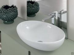 Particolare del lavabo tuttofuori Softly in ceramica bianco lucido