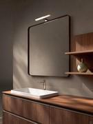 Vista di tre quarti del lavabo ad incasso soprapiano Dado in ceramica bianco lucido abbinato ad un piano in gres 2K Corten, per un elegante effetto contrasto