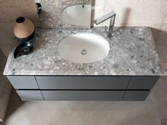 Vista dall'alto del mobile bagno Atlantic p.50 nella particolare variante con lavabo ad incasso sottopiano Ovale in ceramica bianco lucido (lavorazione bordo piano a "bisello" su richiesta)