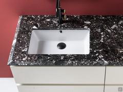 Lavabo ad incasso sottopiano Quadro in ceramica bianco lucido abbinato ad un top in marmoresina finitura 8T Portoro (lavorazione bordo piano a "bisello" su richiesta)