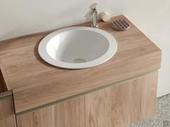 Mobile bagno moderno sospeso Atlantic profondo 62 cm in una configurazione davvero particolare, con la base cestone portalavabo sormontata da un top h.12,5 cm, il tutto in nobilitato effetto legno 278 Almond