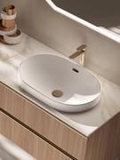 Particolare del lavabo incasso soprapiano Jes in ceramica bianco lucido, dotato di foro per troppo-pieno