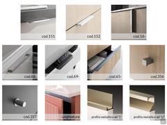 Maniglie e unghiature disponibili per la composizione Atlantic n88. Alcune maniglie possono avere finiture o posizionamenti alternativi, selezionabili direttamente dal Configuratore