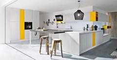 Cucina con maniglie a gola Six 07 con penisola snack ed area living in un unico sistema d'arredo