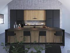 Cucina con isola snack centrale proposta in legno di rovere e fenix nero