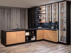 Cucina moderna in rovere naturale spazzolato nodato, con top e colonne in fenix nero