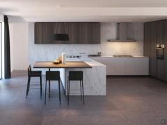 Klab 06 propone una raffinata combinazione di finiture: rovere, bianco opaco e laminam marmo