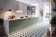 Cucina lineare colorata Seven 05 con top, fianchi ed alzata in quarzo bianco, cappa d'arredo in tinta