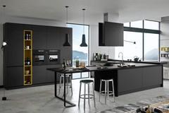 Cucina design con isola Seven 04: spicca l'elemento colonna a giorno laccato opaco giallo ocra a contrasto