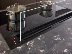 Cappa integrata nel piano cottura a induzione Gaggenau, leader nel settore elettrodomestici di lusso